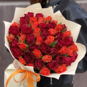 51 роза оранжевого и красного цветов